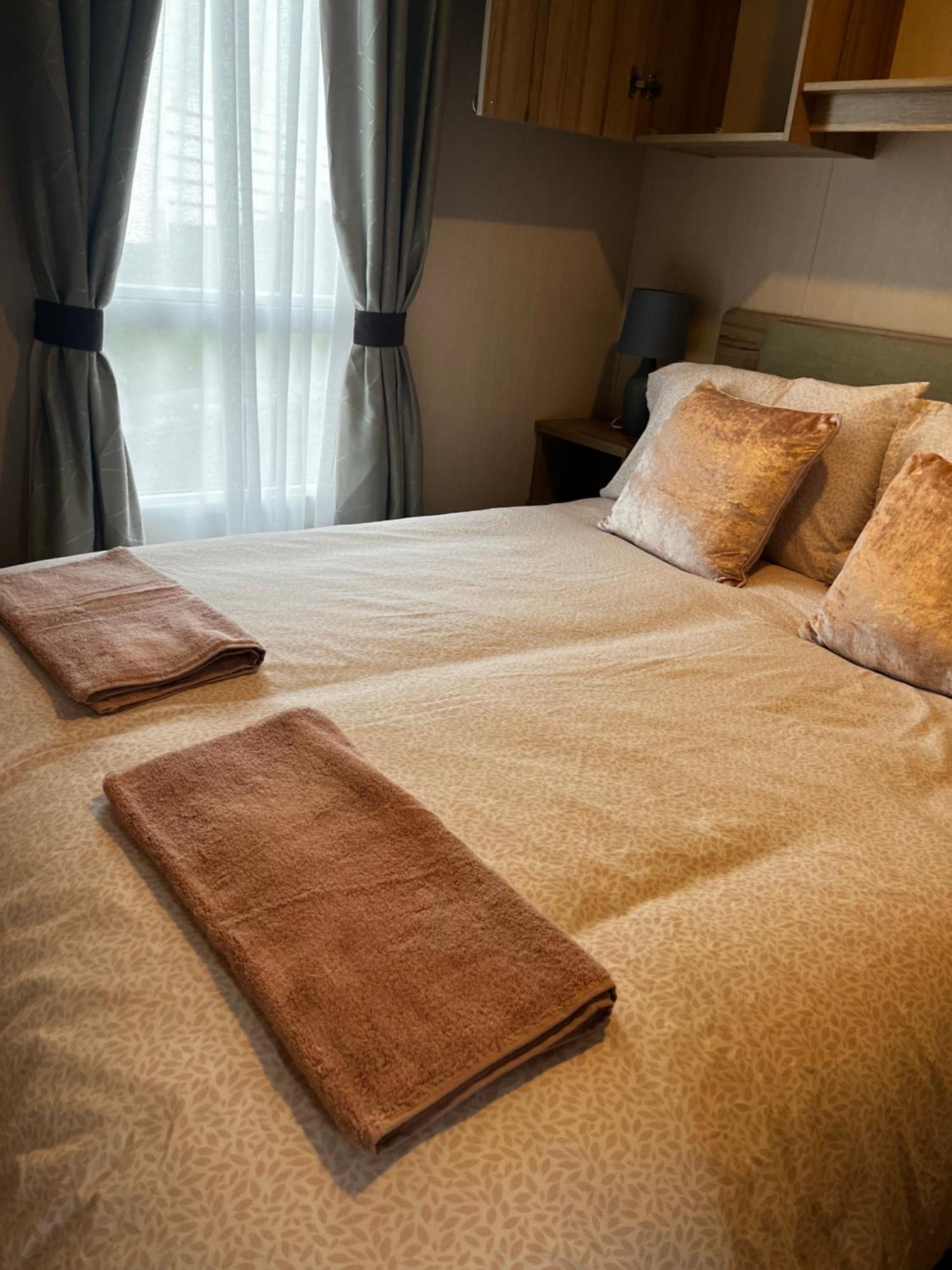 Ger-Y-Bwlch - Spacious Static On 5Star Site With Swimming Pool Benllech Esterno foto